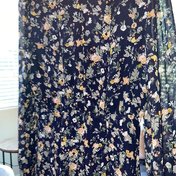 Beautiful class dress - Picture 3 of 3